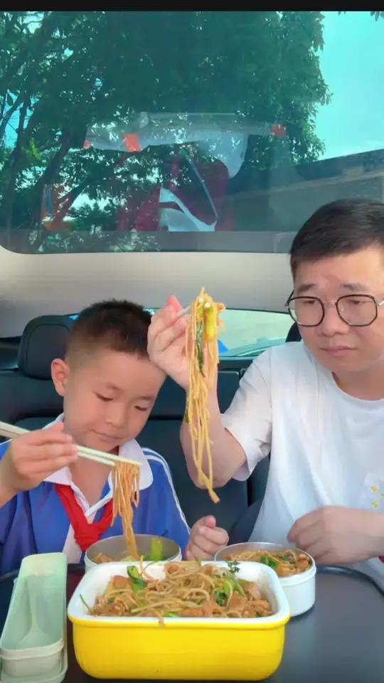 江西炒米粉这么做真的太好吃了 80后老父亲坚持给小学生送饭 家有小学生,中午去学校给儿子送