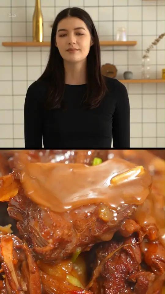 来啦,今天说说铁锅炖大鹅。大鹅肉香软入味,汤汁浓郁醇厚,贴的锅边饼子浸满卤汁,香迷糊了!