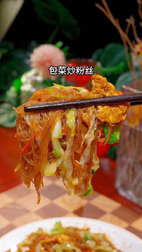 我家孩子非常喜欢吃的一道素菜,营养又下饭,一周吃八次,都吃不腻,把包菜切成粗粗的细丝。三个