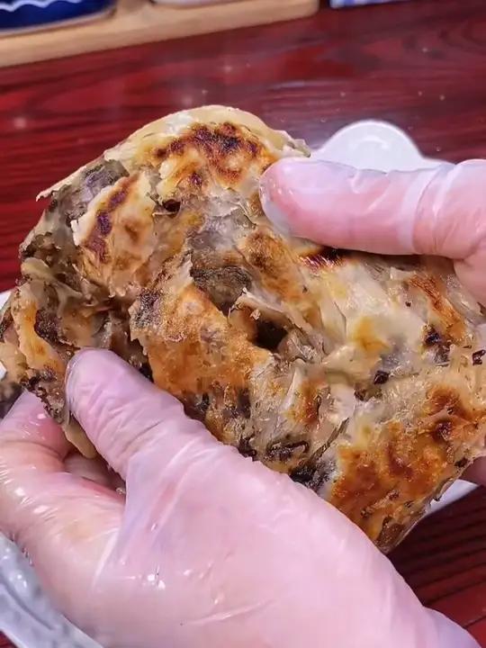 焦香酥脆的 梅干菜锅盔在家几分钟就能搞定，可煎可烤，煎出来外酥里软，真的太香了 早餐饼 锅
