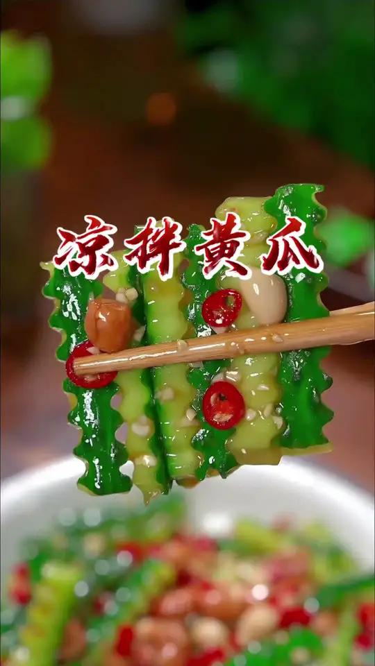 注意看,很多人在家做凉拌黄瓜都是一开始就放盐,难怪拌出来的一点都不好吃,今天教你一个天花板