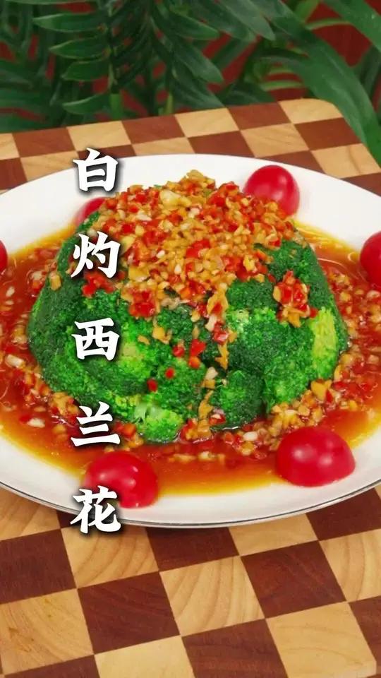 把西兰花放入锅中烫一烫，出锅就是一道好吃的美食，你也看看我是怎么做的吧！