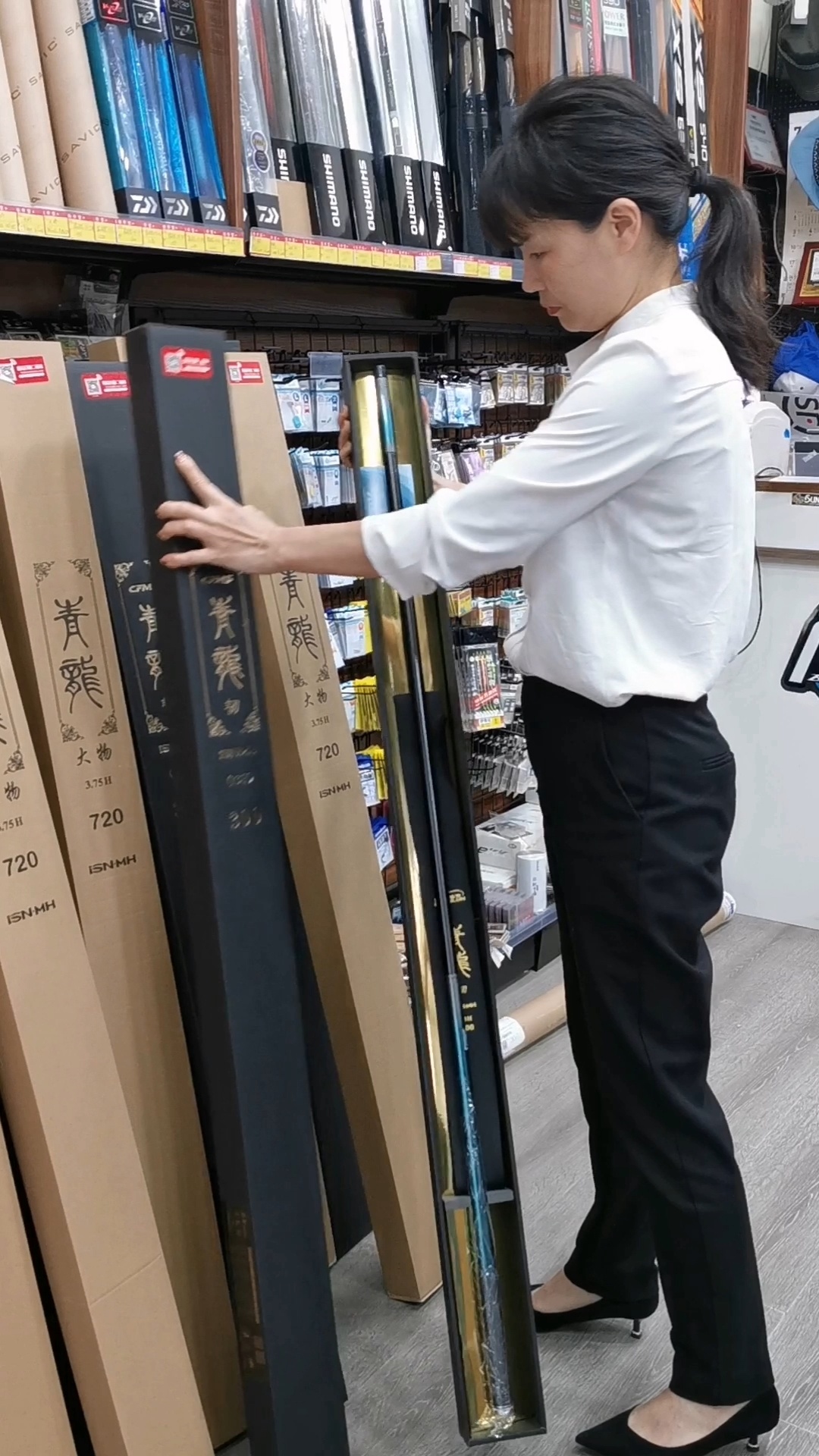 开箱时刻,名伦家的钓竿最大的缺点就是贵