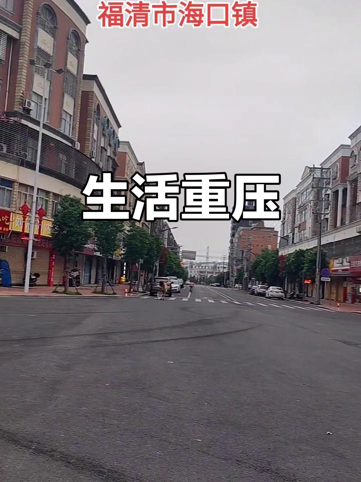 街头人流如织,疫情下的生活让人疲惫不堪