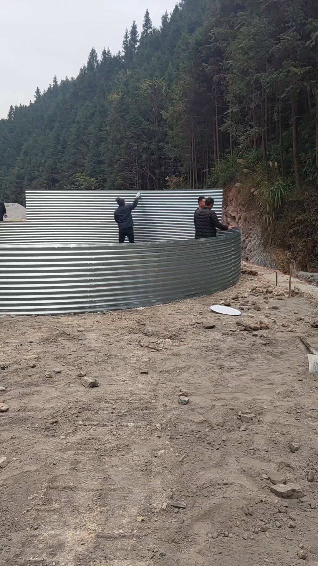 镀锌板帆布养鱼池安装现场