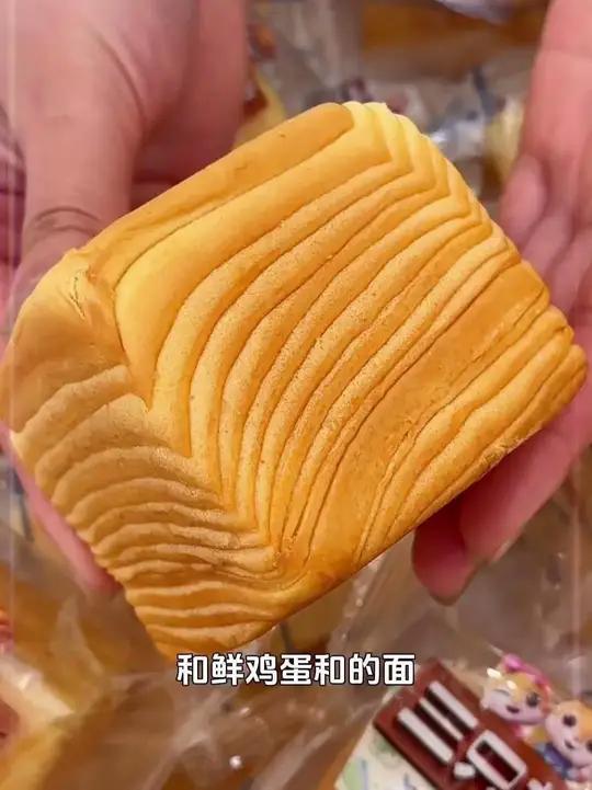 水牛乳千层吐司也来卷了,19.9到手一箱整整20枚,奶香浓郁,湿润绵软,早餐吃真的太合适了