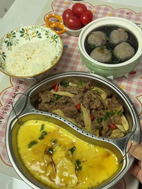 电饭锅一锅出太适合冬天了,按下煮饭键坐等开吃两菜一汤