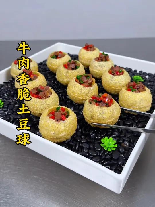牛肉搭配小葱红彩椒土豆球像我这样做,造型独特,做法简单,学会了你也是大厨,喜欢的一起做起来