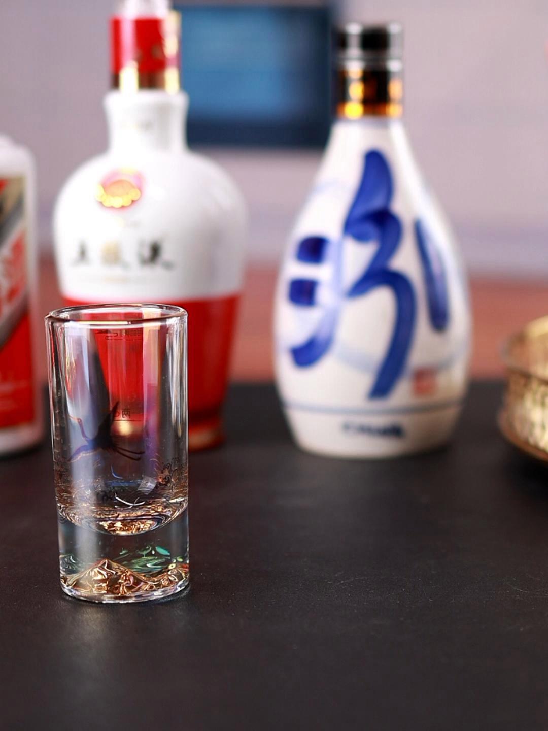 仙鹤在中华文化中有崇高的地位,是长寿,吉祥和高雅的象征。酒杯 白酒杯 器物之美