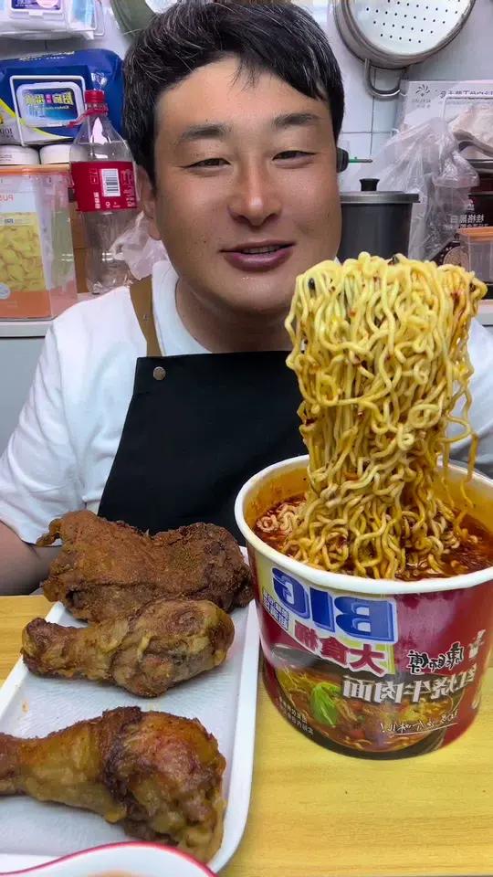今天夜里要加餐,泡面,鸡腿和洋葱 炸鸡 泡面 冲泡方便面 我是吃货 吃货日常