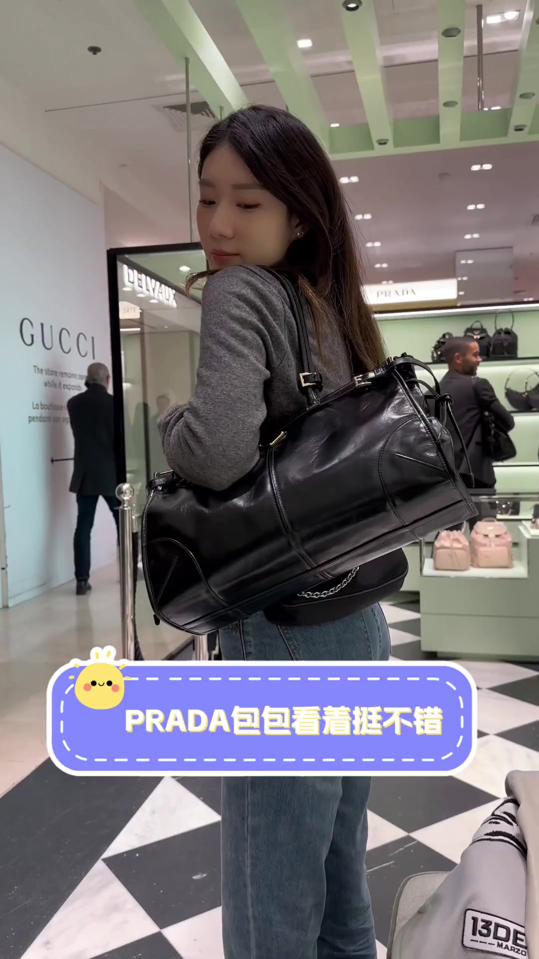 PRADA包包看着挺不错