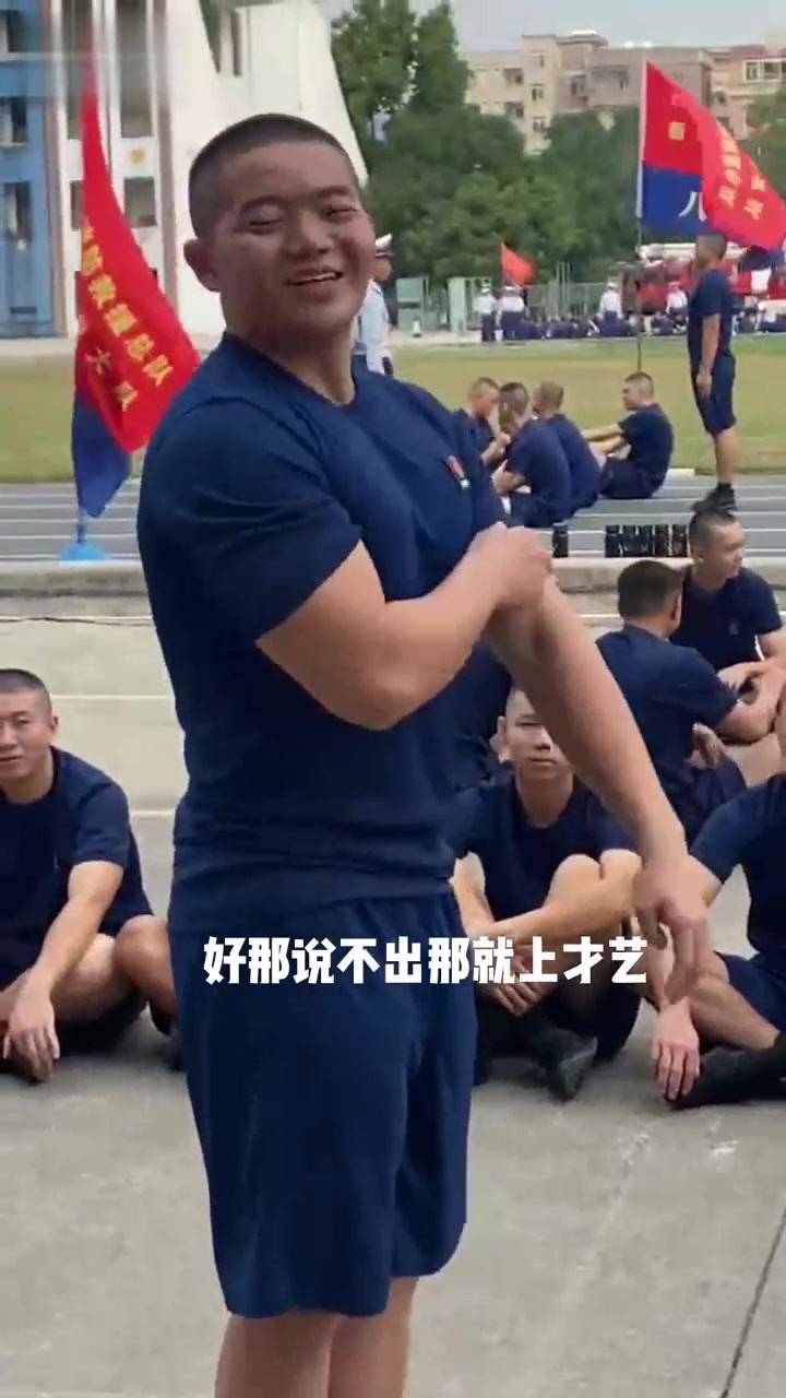 大家伙儿让一让,蓝朋友上才艺了(素材:训保支队)消防员 肌肉
