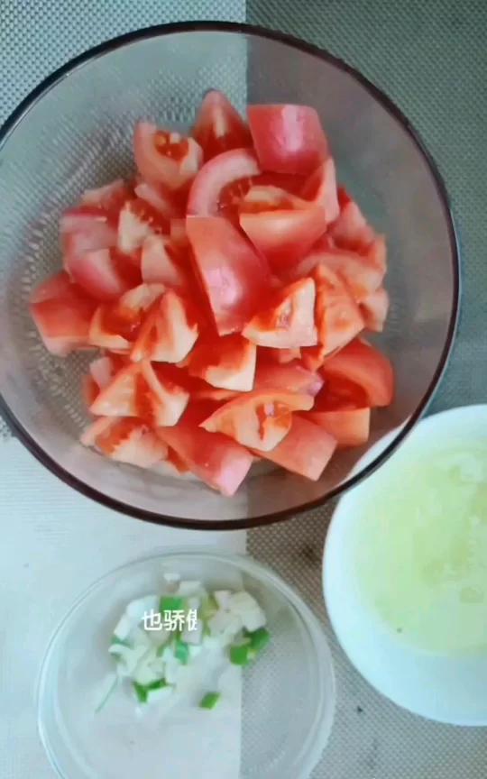 !冬天就喝点汤吧～鸡蛋汤 今天起晚了,来不及做大餐。正好昨天做点心的时候剩下点鸡蛋液,正好