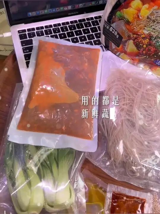 盛山合沈阳老式麻辣烫配料都是新鲜食材!冷链发货!连新鲜的青菜都给搭配好了,多种香辛料和老母
