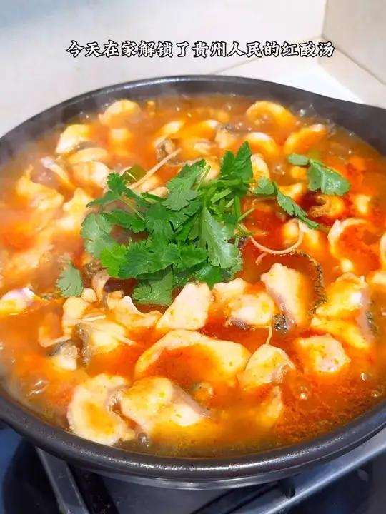 今天完美复刻了贵州酸汤鱼，鱼肉滑嫩，汤汁浓郁，酸酸辣辣的最后连汤汁都没剩下