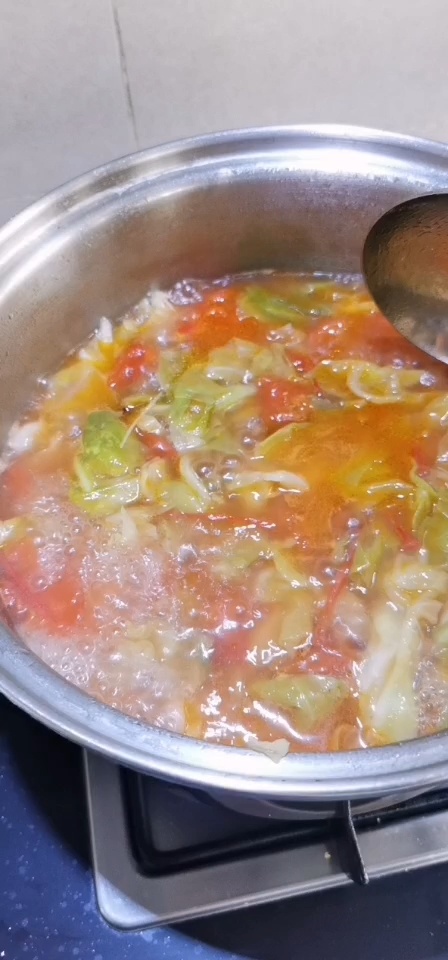 推荐红菜汤大头菜掰成片放少许油翻炒倒入排骨汤中/西红柿切