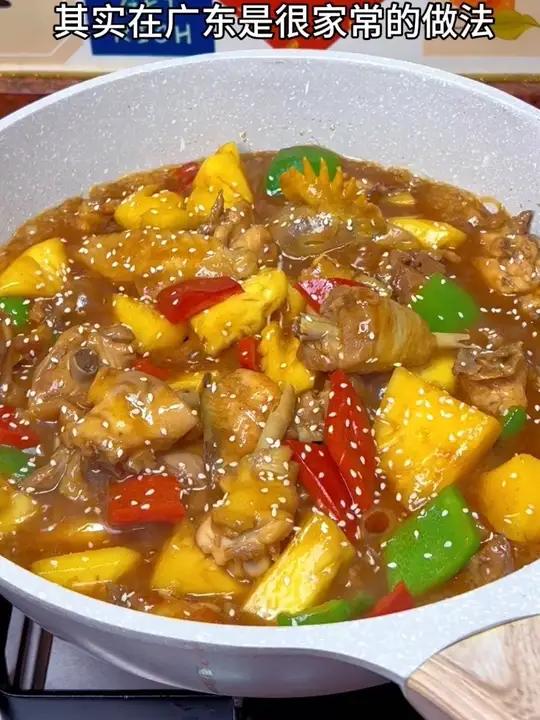 吃菠萝的季节,怎么能少的了广东的菠萝焖鸡#菠萝鸡 #菠萝的神仙吃法 #广东美食 #家常菜