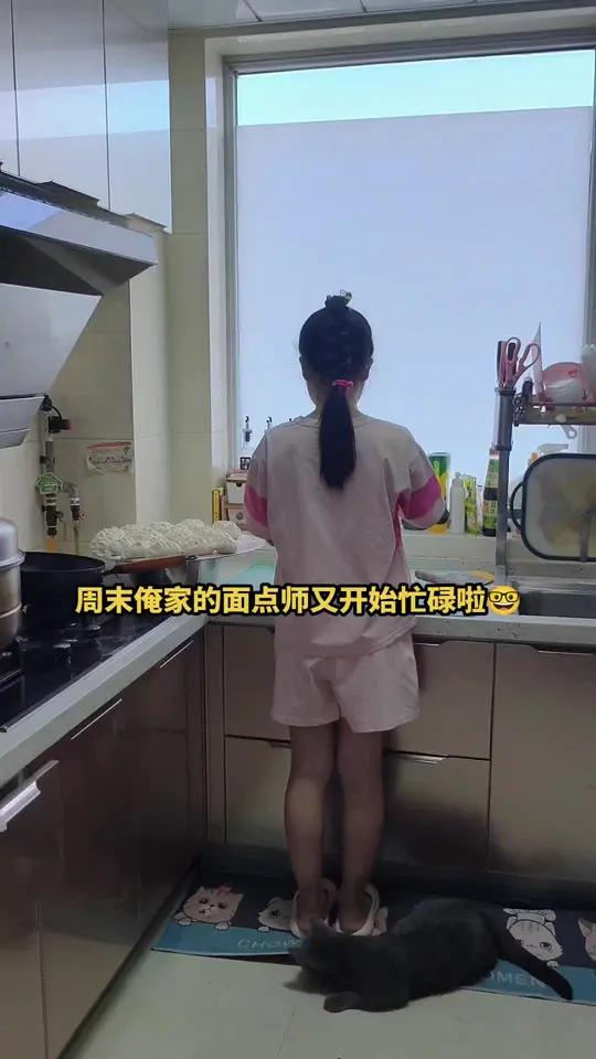 摊上个爱霍霍面粉的闺女这可咋整啊一到周末就给我们包包子吃，想出去吃点垃圾食品都没有机会……