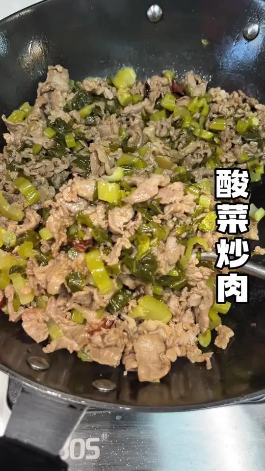 我们那杀猪饭一定会做的就是酸菜小炒肉 我们要过几天才回去杀猪 那我就先炒一个解解馋 刚好我