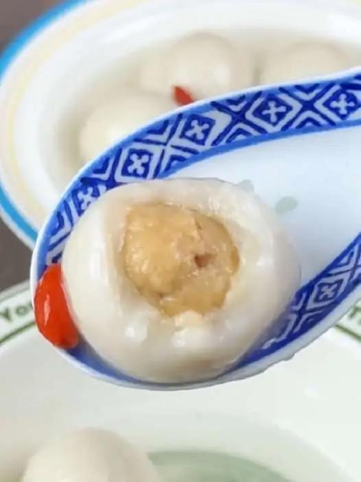 天冷了,早上就想吃点热乎的,这个龙凤汤圆鲜香味美,皮薄馅多,黑芝麻馅和肉馅都好吃