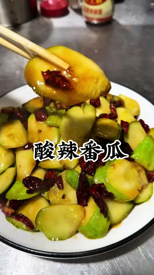夜市江湖菜之酸辣番瓜！酸辣脆爽的番瓜，在西安夜市成为桌桌必点的素菜之一！那么你更喜欢西安夜