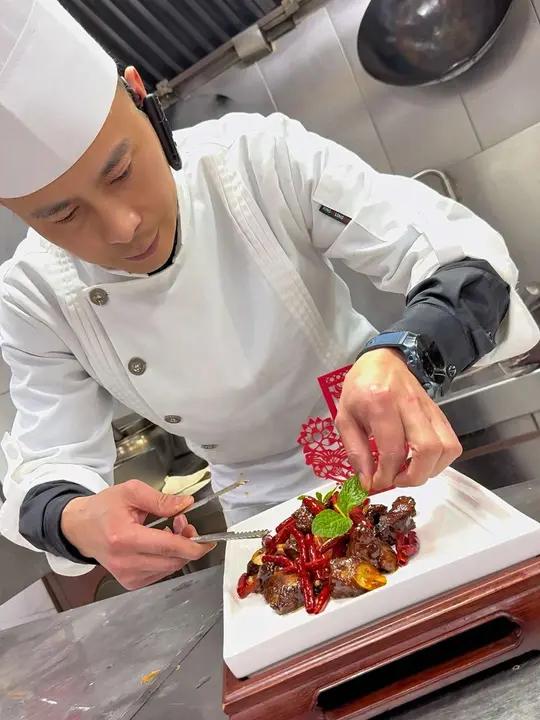 独头蒜椒香牛肉 主料:安格斯牛肉200克 辅料:1. 独头蒜粒70克,姜粒40克,2. 丘