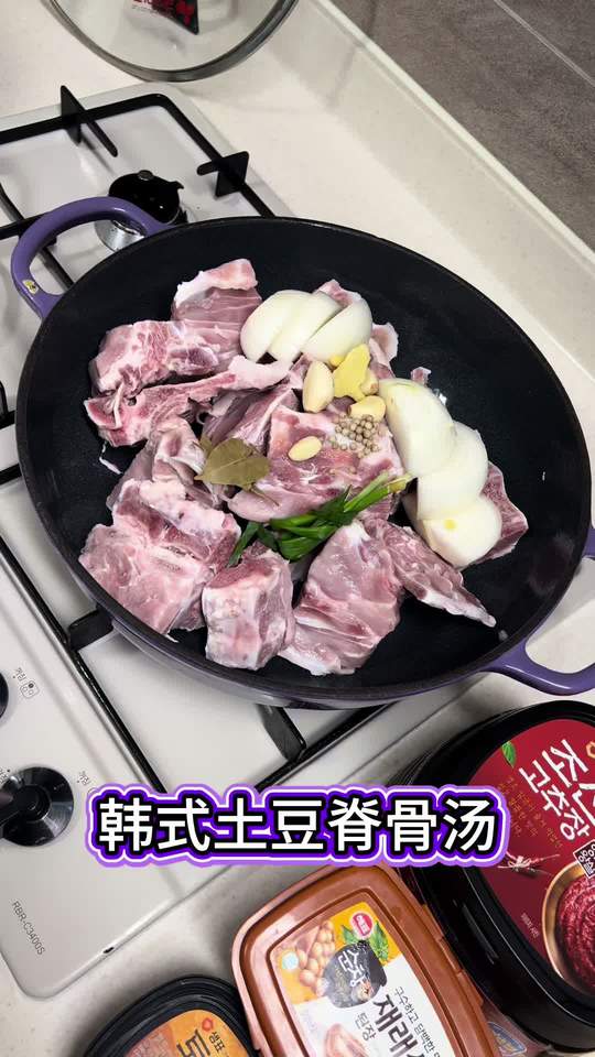 韩国老公晚餐好糊弄，土豆脊骨汤加泡菜