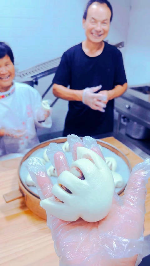 想骑个三轮车在河南乡下,下乡来卖这种花式面点包子小朋友喜欢吃,来到我们现场第一次做出来的佛
