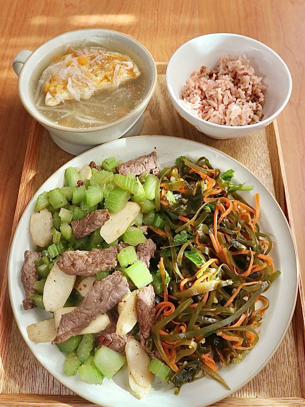 清淡风中餐:西芹山药炒牛肉丨山药萝卜汤