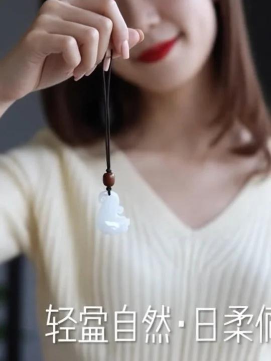 和田玉羊脂白玉复古龙鱼挂件吊坠Sora展示