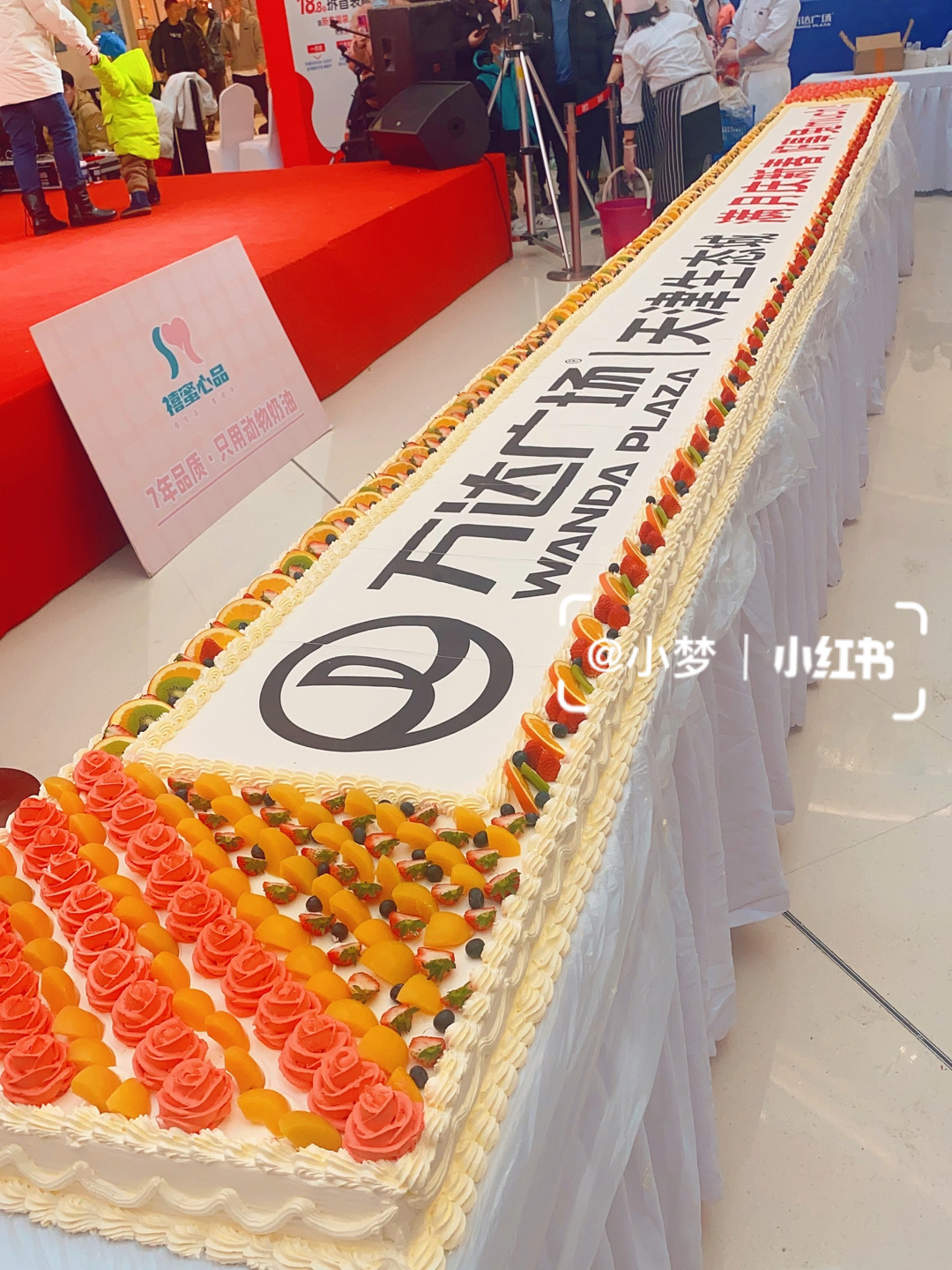 1分钟带你观看10米大蛋糕现场制作