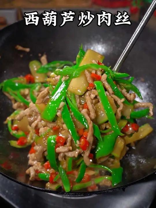 不知道吃什么菜的朋友可以去试试这个西葫芦炒肉丝，香香软软的真的非常好吃又下饭