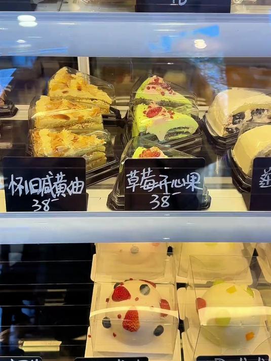 在北京158的甜品自助来啦,各种好吃的奶油蛋糕炫到爽