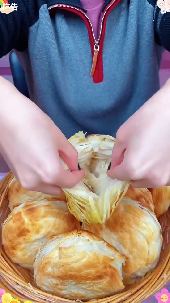 今天又烙潼关饼了,夹上我们当地有名的驴肉,味道真是绝了,饼外皮酥脆里面宣软多层,嘎嘎香!家