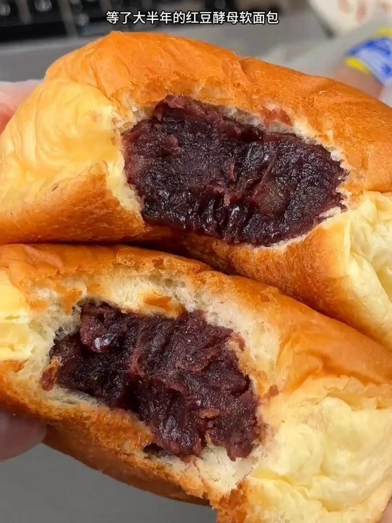 口感松软香甜的酵母面包,“早八人”的早餐有着落了!软绵蓬松,入口甜而不腻,作为早餐或下午茶