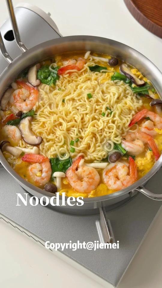 汤鲜味美菌菇老母鸡汤面鲜掉眉毛