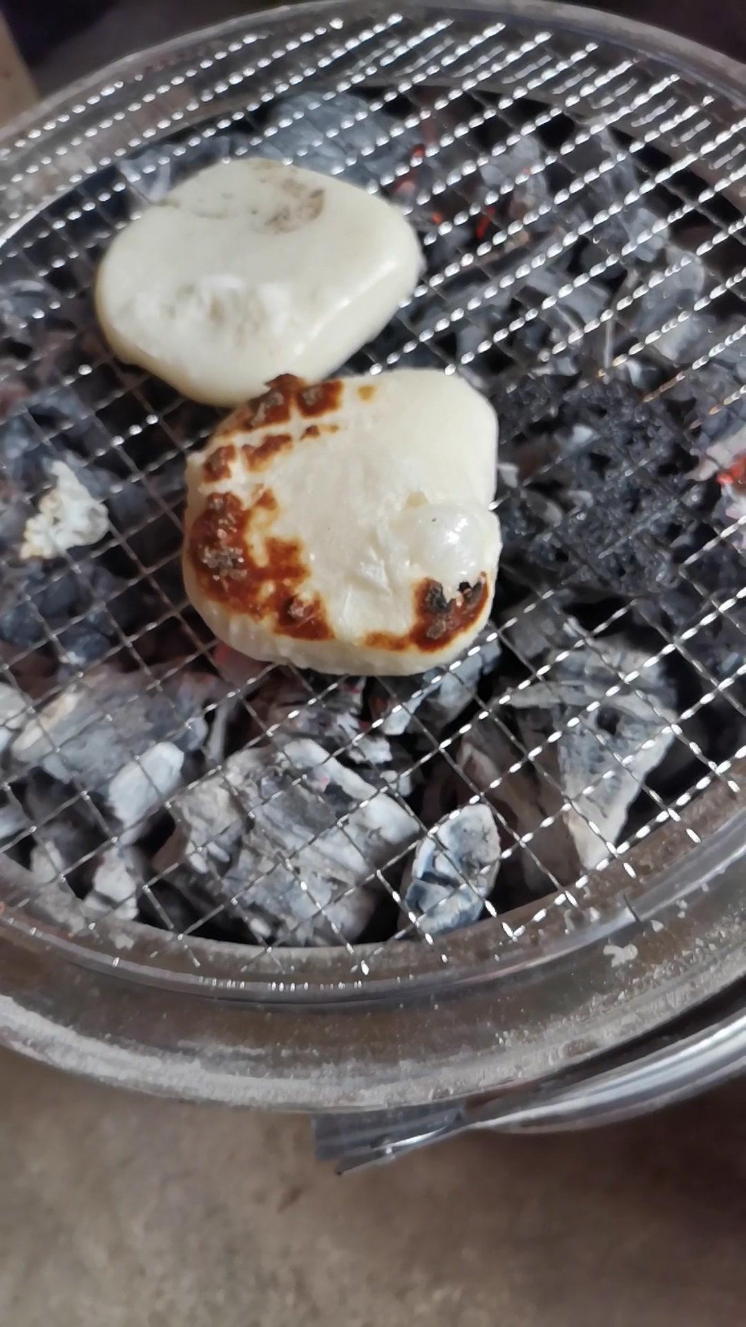 新入手的烤火神器,拿来烤糍粑杠杠滴 万物皆可烤 围炉煮茶