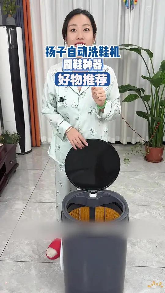 有个洗鞋机真好,一个午饭的时间洗了一阳台鞋子,竟然比我手刷的还干净!再也不用手刷鞋子啦!