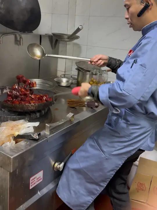 制作方法:这个配方是30斤肉的量,正宗五花腩(必须要精五花肉)先用铁锅烫毛皮,清洗干净上笼