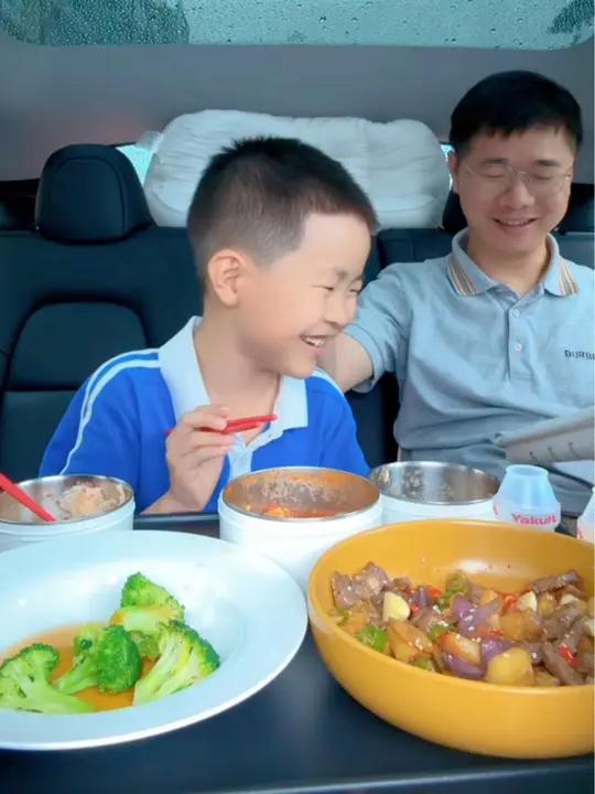 80后老父亲给小学生送饭第218天 家有小学生,中午去学校给小朋友送饭,今天午餐吃土豆牛肉