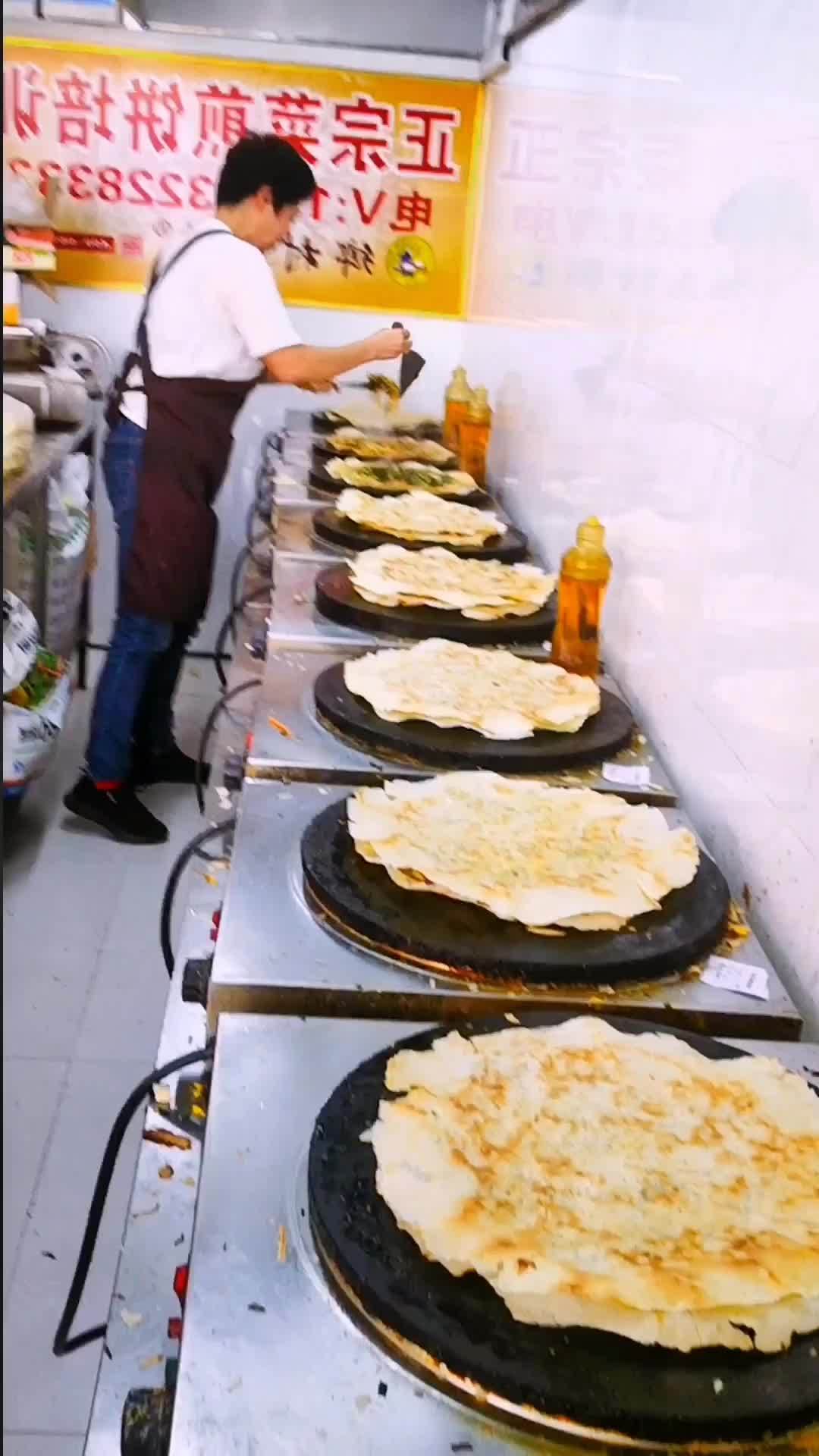 菜煎饼是鲁南地区独具特色的地方美食,被称为:鲁南热狗,中国汉堡,中国披萨!乡村大嫂菜煎饼采