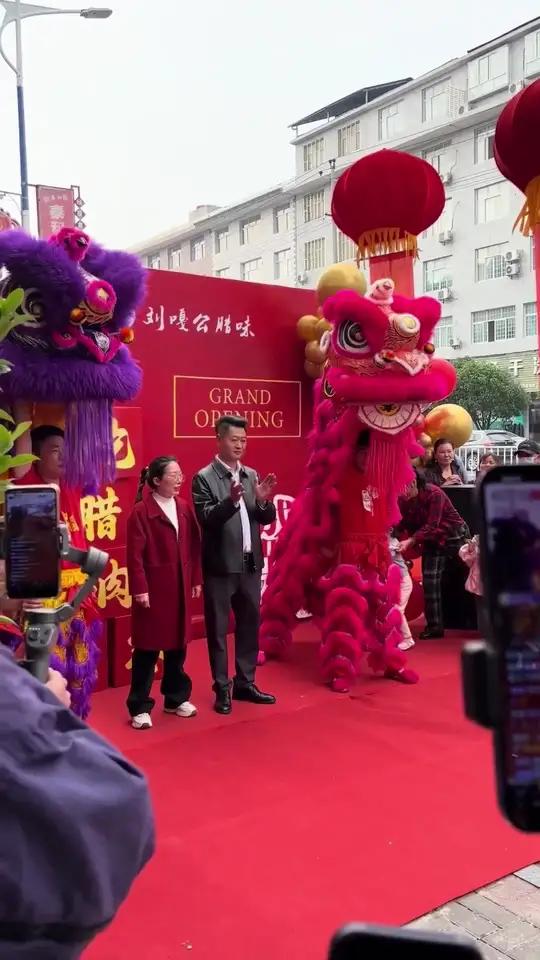 这里是慈利,这一家店是湖南省熠宏土特产销售有限公司,宏嗲嗲就是这家店的产品。我的小店虽然不