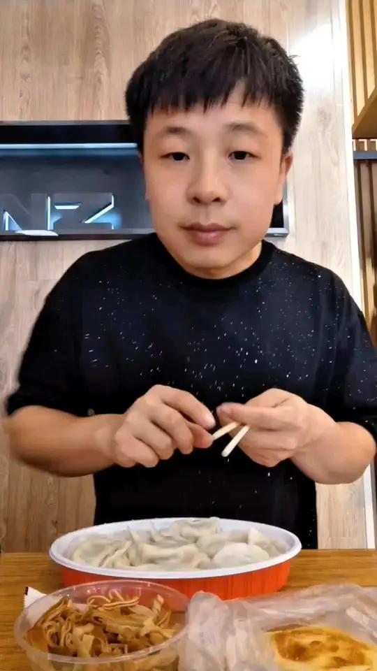 今天吃的样数不少,就是味道不行,下回不点这家了。饺子 熏干豆腐 糖酥饼 全都不正宗啊