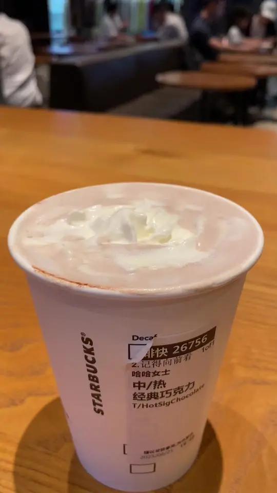 英语老师在星巴克喝一杯热巧克力，提神