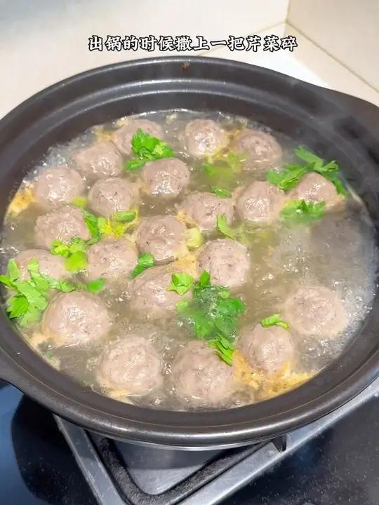 正宗的潮汕牛肉丸是用清水煮就很好吃的