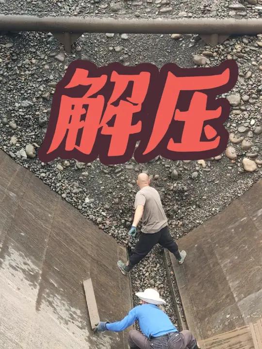 鹅卵石百科 主要产地:河道、河床及河漫滩上 外文名:Cobblestone 用途:建筑 种