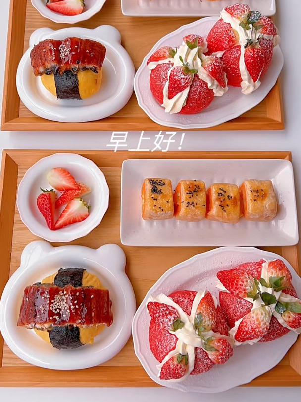 今天早起给闺蜜做了鳗鱼饭团 草莓酥粒面包‘’‘’‘’‘’