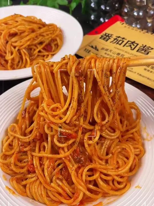 裹满番茄肉酱的意面太满足了!酸甜浓郁特别好吃,比去西餐厅更划算,关键做法特别简单