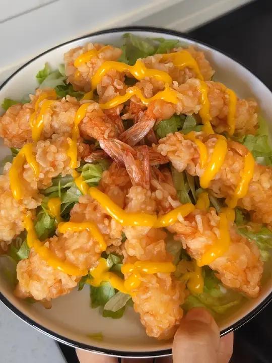大虾这样炸好吃又好看,都可以登上年夜饭的餐桌了,外面酥酥脆脆的,里面炸肉还是嫩嫩的,凉了都