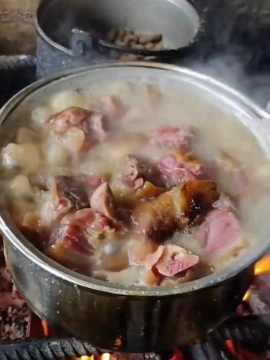 贵州地方特色美食，农家烟熏腊肉